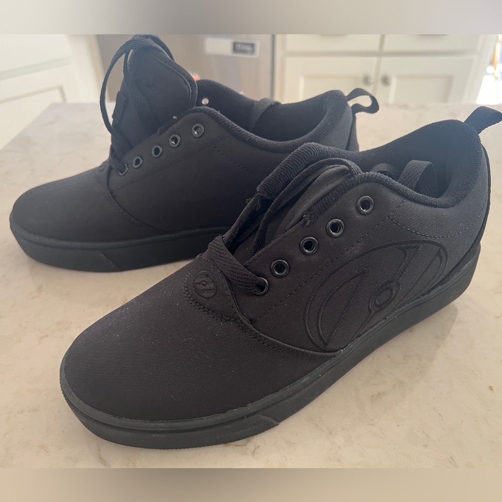 Preteen boys Heelys black shoes with wheels size 7, men’s 5